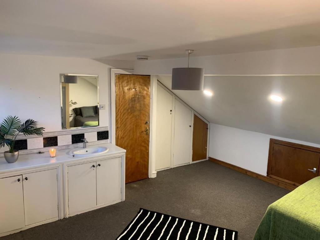 Guest House Balham, South London Spacious, Lambert, 6 Rooms Available Room photo